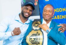 Ministère des sports : Bafodé Gassama présente sa ceinture à Cellou Baldé